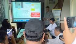 Konferensi pers Koalisi Masyarakat Sipil Antikorupsi Aceh, Selasa (1/8) yang menagih komitmen KPK menuntaskan dan mengumumkan hasil penyelidikan 5 kasus dugaan korupsi di Aceh