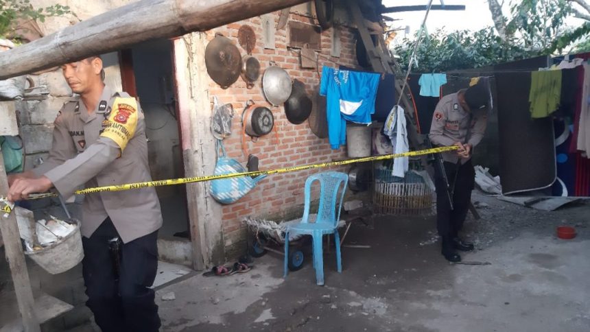 Polsek Bandar dibantu Unit Identifikasi Satreskrim Polres Bener Meriah melakukan olah TKP di lokasi pembacokan seorang ibu rumah tangga, warga Kampung Suku Bener Kecamatan Bener Kelipah, Rabu (2/8) | INFOACEH.net Polsek Bandar dibantu Unit Identifikasi Satreskrim Polres Bener Meriah melakukan olah TKP di lokasi pembacokan seorang ibu rumah tangga, warga Kampung Suku Bener Kecamatan Bener Kelipah, Rabu (2/8)