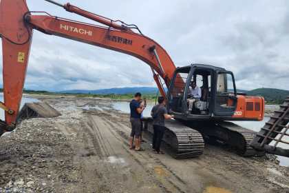 Satu unit alat berat jenis ekskavator yang diamankan polisi karena digunakan dalam aktivitas tambang ilegal di Aceh Tenggara, Selasa, 1 Agustus 2023. Foto: Ditreskrimsus Polda Aceh