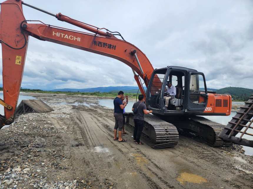 Satu unit alat berat jenis ekskavator yang diamankan polisi karena digunakan dalam aktivitas tambang ilegal di Aceh Tenggara, Selasa, 1 Agustus 2023. Foto: Ditreskrimsus Polda Aceh