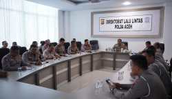 Dirlantas Polda Aceh Kombes Pol M Iqbal Alqudusy memimpin Anev perbandingan data laka dan Dakgar lalu lintas periode Juni—Juli 2023 yang digelar di Ditlantas Polda Aceh, di kawasan Lamteumen Banda Aceh, Rabu (2/8)