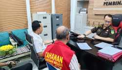 Penyerahan Barang Bukti dan Tersangka korupsi Dana Bantuan Operasional Keluarga Berencana Tahun 2016 dari penyidik Tindak Pidana Khusus Kejari Aceh Selatan kepada Penuntut Umum, Rabu (2/8)