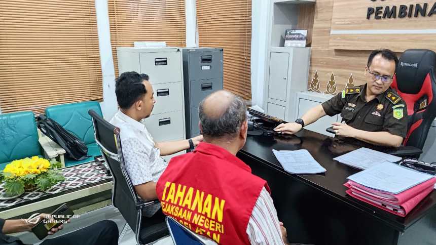 Penyerahan Barang Bukti dan Tersangka korupsi Dana Bantuan Operasional Keluarga Berencana Tahun 2016 dari penyidik Tindak Pidana Khusus Kejari Aceh Selatan kepada Penuntut Umum, Rabu (2/8)