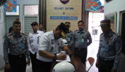 Plh Kakanwil Kemenkumham Aceh Lilik Sujandi saat melakukan kunjungan ke Lapas Lhoknga, Rabu (2/8)