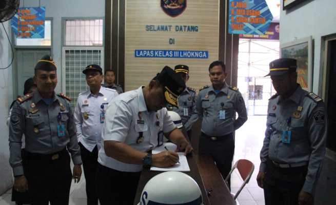 Plh Kakanwil Kemenkumham Aceh Lilik Sujandi saat melakukan kunjungan ke Lapas Lhoknga, Rabu (2/8)