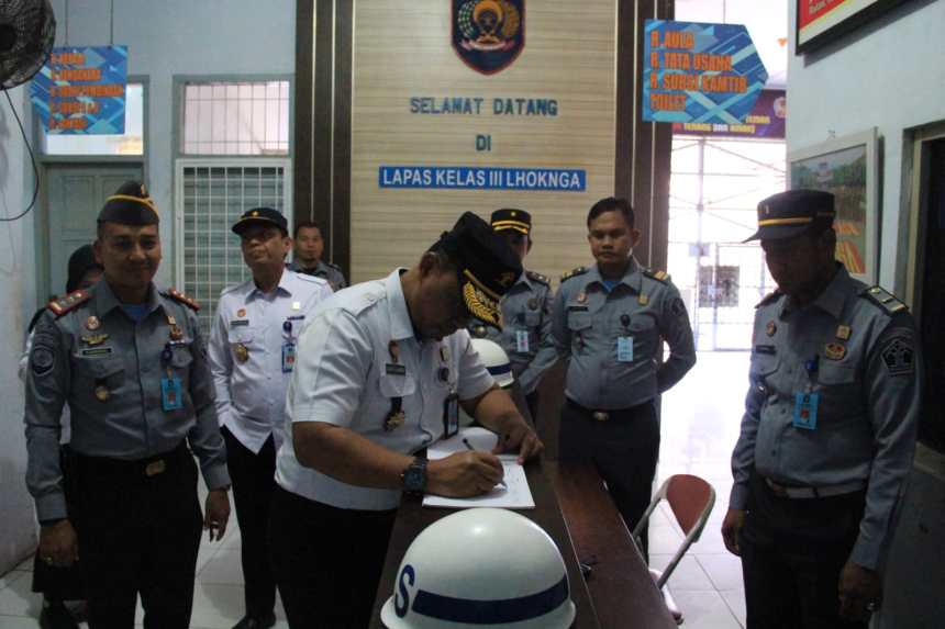 Plh Kakanwil Kemenkumham Aceh Lilik Sujandi saat melakukan kunjungan ke Lapas Lhoknga, Rabu (2/8) | INFOACEH.net Plh Kakanwil Kemenkumham Aceh Lilik Sujandi saat melakukan kunjungan ke Lapas Lhoknga, Rabu (2/8)