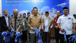 Pj Gubernur Aceh Achmad Marzuki didampingi Direktur Teknik PT Garuda Indonesia Rahmat Hanafi melepas penerbangan umrah perdana Garuda Indonesia dari Banda Aceh ke Jeddah dan Madinah di Gedung VIP Bandara SIM Blang Bintang, Aceh Besar, Kamis (3/8)