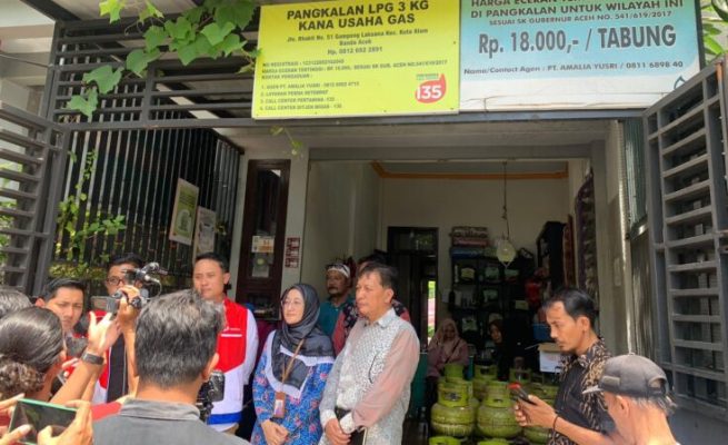 Kepala Ombudsman RI Perwakilan Provinsi Aceh Dian Rubianty melakukan sidak ke pangkalan LPG yang ada di Gampong Laksana bersama Pertamina Cabang Aceh dan Dinas ESDM Aceh, Kamis (3/8)