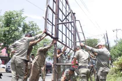 Satpol PP Aceh Besar membongkar tiang papan baliho yang tidak memiliki izin di seputaran Bundaran Lambaro, Kecamatan Ingin Jaya, Kamis (3/8/2023)