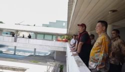 Pj Gubernur Aceh Achmad Marzuki mendampingi Menteri Pemuda dan Olahraga Dito Ariotedjo beserta rombongan saat meninjau lokasi pembangunan baru dan rehab Venue PON XXI/2024 Aceh-Sumut, di Banda Aceh, Kamis (3/8)