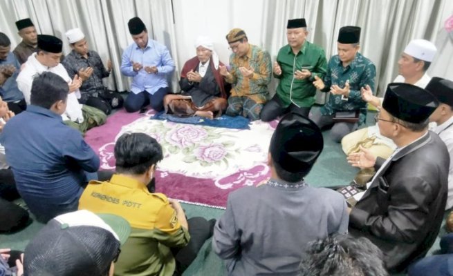 Menteri Desa dan PDTT Gus Halim saat bertemu Abu Kuta Krueng di Dayah Darul Munawarah Kuta Krueng, Ulee Gle, Pidie Jaya, Sabtu (5/8). (Foto: PKB)