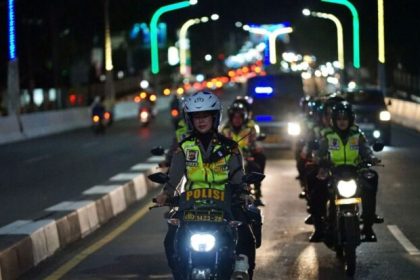 Polwan Polresta Banda Aceh menggelar patroli malam hari menggunakan sepeda motor, Sabtu malam (5/8)