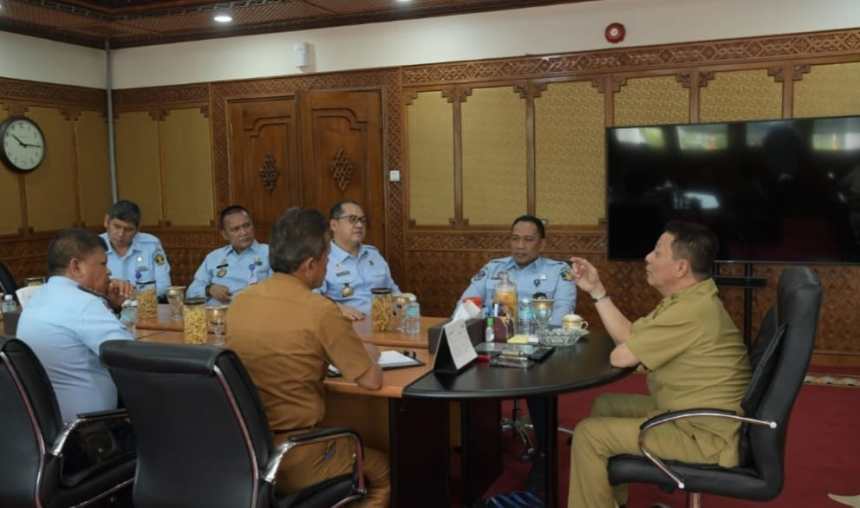 Plh Kakanwil Kemenkumham Aceh Lilik Sujandi melakukan audiensi dengan Pj Gubernur Aceh Achmad Marzuki, Senin (7/8) | INFOACEH.net Plh Kakanwil Kemenkumham Aceh Lilik Sujandi melakukan audiensi dengan Pj Gubernur Aceh Achmad Marzuki, Senin (7/8)
