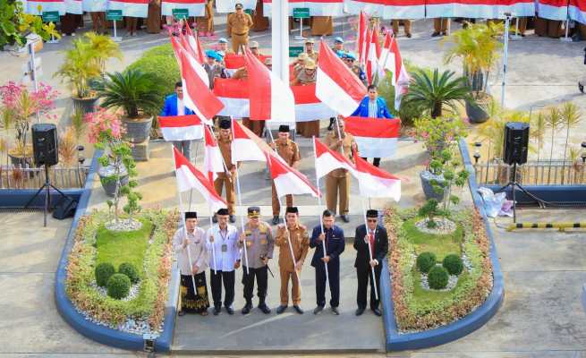 Forkopimda Kota Banda Aceh mencanangkan Gerakan Pembagian 10 Juta Bendera Merah Putih dalam rangka HUT ke-78 Kemerdekaan RI, Senin, 7 Agustus 2023 di balai kota