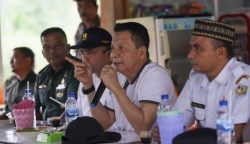 Pj Gubernur Aceh Achmad Marzuki didampingi Kepala SKPA/Biro terkait, berdialog dengan masyarakat Tangse saat meninjau lokasi kerusakan jalan Beureunuen-Tangse, di Pidie, Rabu (9/8)