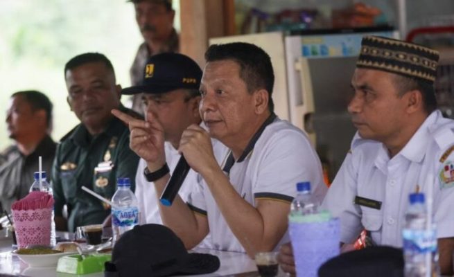 Pj Gubernur Aceh Achmad Marzuki didampingi Kepala SKPA/Biro terkait, berdialog dengan masyarakat Tangse saat meninjau lokasi kerusakan jalan Beureunuen-Tangse, di Pidie, Rabu (9/8)