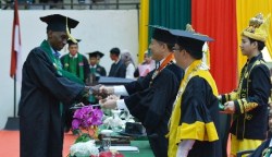 Rektor USK Prof Dr Ir Marwan menyerahkan ijazah kepada salah seorang wisudawan asal Gambia di Gedung AAC Dayan Dawood, Darussalam Banda Aceh, Rabu (9/8)