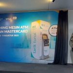 SEVP Digital Banking BSI Saut Parulian Saragih didampingi Kepala OJK Aceh Yusri, Kepala Perwakilan BI Aceh Rony Widijarto P, Kadisbudpar Aceh Almuniza Kamal, Regional CEO BSI Aceh Wisnu Sunandar meluncurkan mesin ATM VISA dan Mastercard di Aceh, Rabu (9/8/2023) sore