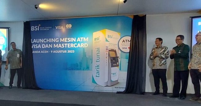 SEVP Digital Banking BSI Saut Parulian Saragih didampingi Kepala OJK Aceh Yusri, Kepala Perwakilan BI Aceh Rony Widijarto P, Kadisbudpar Aceh Almuniza Kamal, Regional CEO BSI Aceh Wisnu Sunandar meluncurkan mesin ATM VISA dan Mastercard di Aceh, Rabu (9/8/2023) sore
