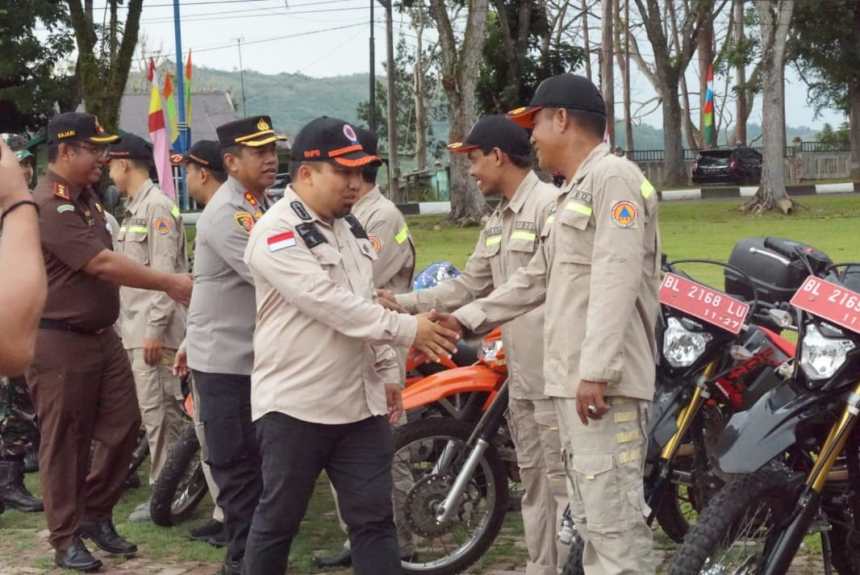 Pj Bupati Aceh Besar Muhammad Iswanto bersama Forkopimda meninjau dan menyapa personel gabungan yang ikut Apel Siaga Bencana Kabupaten Aceh Besar 2023, di Lapangan Bungong Jeumpa, Kota Jantho, Rabu (9/8) | INFOACEH.net Pj Bupati Aceh Besar Muhammad Iswanto bersama Forkopimda meninjau dan menyapa personel gabungan yang ikut Apel Siaga Bencana Kabupaten Aceh Besar 2023, di Lapangan Bungong Jeumpa, Kota Jantho, Rabu (9/8)