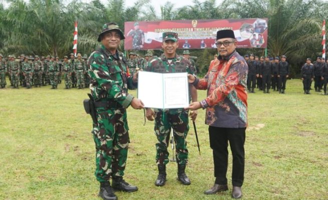 Pangdam IM Mayjen TNI Novi Helmy Prasetya menutup kegiatan TNI Manunggal Membangun Desa ke-117 TA 2023 wilayah Kodim 0104/Aceh Timur di Desa Kebun Ireng Kecamatan Langsa Lama, Kota Langsa, Kamis (10/8)
