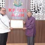 Kajati Aceh Bambang Bachtiar SH MH menerima penghargaan dari BWI Provinsi Aceh