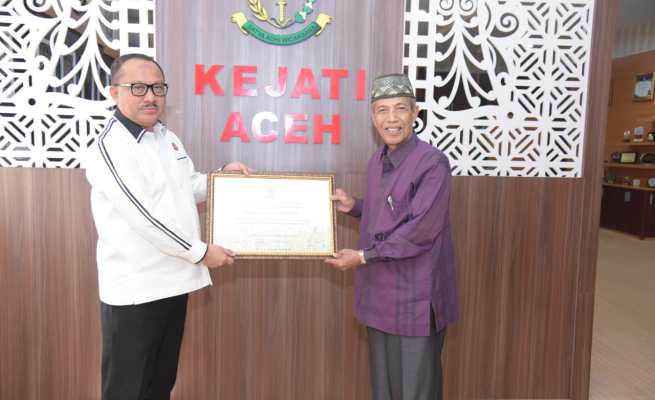Kajati Aceh Bambang Bachtiar SH MH menerima penghargaan dari BWI Provinsi Aceh