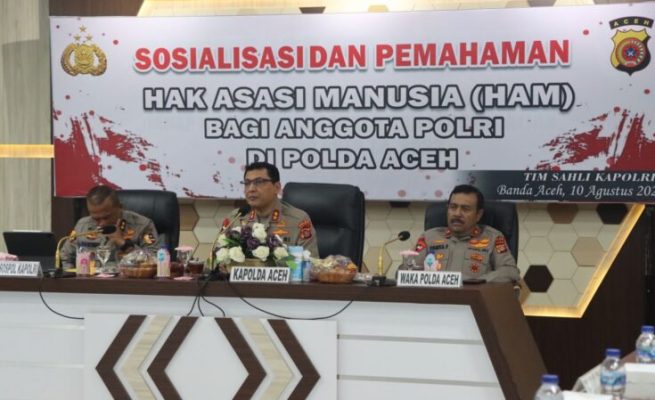 Kapolda Aceh Irjen Pol Ahmad Haydar didampingi Wakapolda Brigjen Pol Syamsul Bahri membuka sosialisasi pemahaman HAM yang dilaksanaka Staf Ahli Kapolri bagi personel Polda Aceh, Kamis (10/8)