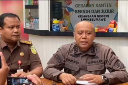 Kajari Lhokseumawe Lalu Syaifudin SH MH didampingi Kasi Pidsus Saifuddin SH MH memberikan keterangan temuan dugaan korupsi pengelolaan pajak penerangan jalan pada konferensi pers, Kamis (10/8)