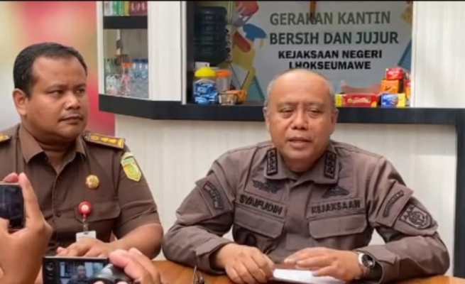 Kajari Lhokseumawe Lalu Syaifudin SH MH didampingi Kasi Pidsus Saifuddin SH MH memberikan keterangan temuan dugaan korupsi pengelolaan pajak penerangan jalan pada konferensi pers, Kamis (10/8)