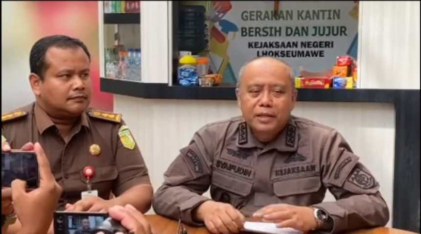 Kajari Lhokseumawe Lalu Syaifudin SH MH didampingi Kasi Pidsus Saifuddin SH MH memberikan keterangan temuan dugaan korupsi pengelolaan pajak penerangan jalan pada konferensi pers, Kamis (10/8)
