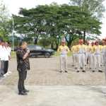 Pj Bupati Aceh Besar Muhammad Iswanto memberikan motivasi kepada anggota pasukan pengibar bendera (Paskibra) Kabupaten Aceh Besar di Lapangan Bungong Jeumpa, Jantho, Kamis (10/8)