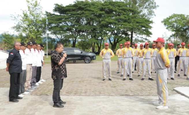 Pj Bupati Aceh Besar Muhammad Iswanto memberikan motivasi kepada anggota pasukan pengibar bendera (Paskibra) Kabupaten Aceh Besar di Lapangan Bungong Jeumpa, Jantho, Kamis (10/8)