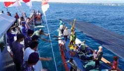 Danrem 011/Lilawangsa Kolonel Kav Kaprti Hertantyawan membagikan bendera Merah Putih kepada kapal-kapal nelayan yang melintas di perairan Lhokseumawe, Sabtu (12/8)