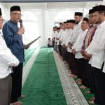Kakan Kemenag Aceh Besar yang juga Ketua Badan Kesejahteraan Masjid (BKM) Kabupaten Aceh Besar Salman Arifin mengukuhkan kepengurusan 23 BKM kecamatan se-Aceh Besar di Masjid Al-Faizin, Lampeuneurut, Darul Imarah, Sabtu (12/8)