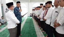 Kakan Kemenag Aceh Besar yang juga Ketua Badan Kesejahteraan Masjid (BKM) Kabupaten Aceh Besar Salman Arifin mengukuhkan kepengurusan 23 BKM kecamatan se-Aceh Besar di Masjid Al-Faizin, Lampeuneurut, Darul Imarah, Sabtu (12/8)