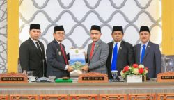 Pj Wali Kota Banda Aceh Amiruddin menyerahkan Rancangan KUA-PPAS RAPBK tahun 2024 kepada Ketua DPRK Banda Aceh Farid Nyak Umar, Senin (14/8)