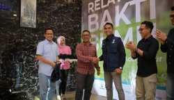 RCEO BSI 1 Aceh Wisnu Sunandar bersama Direktur TJSL Kementerian BUMN Fahrudin Muhtahmin melepas Relawan Bakti BUMN untuk pelaksanaan kegiatan bersama dan untuk masyarakat Desa Meunasah Asan secara simbolis lewat pemberian atribut Relawan Bakti BUMN di Hotel Rajawali Lhokseumawe, Senin (14/8)