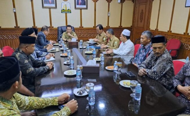 Pengurus Panglima Laot atau Lembaga Adat Laot Aceh Periode 2023-2029 melakukan silaturahmi dan audiensi dengan Pj Gubernur Aceh Achmad Marzuki di aula Kantor Gubernur, Senin (14/8)