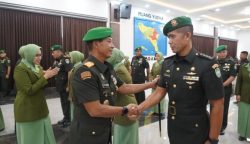 Pangdam IM Mayjen TNI Novi Helmy Prasetya memimpin upacara Sertijab dan Tradisi Satuan Pejabat Kodam Iskandar Muda di Hall Lantai 2 Gedung Malahayati Makodam IM, Selasa (15/8)