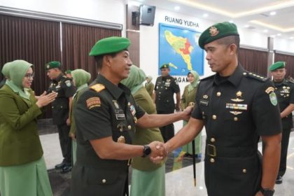 Pangdam IM Mayjen TNI Novi Helmy Prasetya memimpin upacara Sertijab dan Tradisi Satuan Pejabat Kodam Iskandar Muda di Hall Lantai 2 Gedung Malahayati Makodam IM, Selasa (15/8)