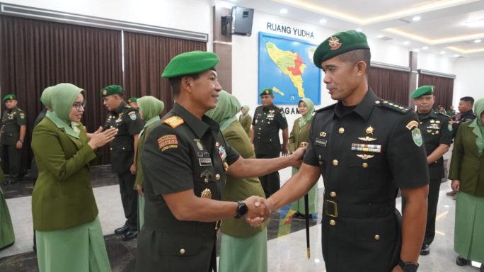 Pangdam IM Mayjen TNI Novi Helmy Prasetya memimpin upacara Sertijab dan Tradisi Satuan Pejabat Kodam Iskandar Muda di Hall Lantai 2 Gedung Malahayati Makodam IM, Selasa (15/8) | INFOACEH.net Pangdam IM Mayjen TNI Novi Helmy Prasetya memimpin upacara Sertijab dan Tradisi Satuan Pejabat Kodam Iskandar Muda di Hall Lantai 2 Gedung Malahayati Makodam IM, Selasa (15/8)