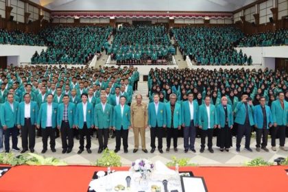 Ribuan mahasiswa baru Universitas Syiah Kuala tahun 2023/2024 mengikuti program Pembinaan Akademik dan Karakter Mahasiswa Baru (Pakarmaru) di AAC Dayan Dawood Banda Aceh, 15-16 Agustus 2023