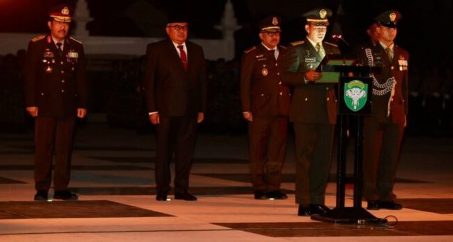 Pangdam IM Mayjen TNI Novi Helmy Prasetya memimpin Apel Kehormatan dan Renungan Suci, di Taman Makam Pahlawan Banda Aceh, Gampong Ateuk Pahlawan, Kecamatan Baiturrahman, tepat pukul 00.00 WIB, Kamis dini hari (17/8)