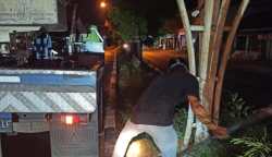 Petugas PJU Dishub Aceh Besar melakukan perbaikan lampu jalan di kawasan Meunasah Krueng Kecamatan Ingin Jaya, Selasa (22/8)