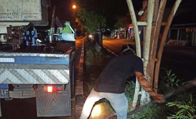 Petugas PJU Dishub Aceh Besar melakukan perbaikan lampu jalan di kawasan Meunasah Krueng Kecamatan Ingin Jaya, Selasa (22/8)