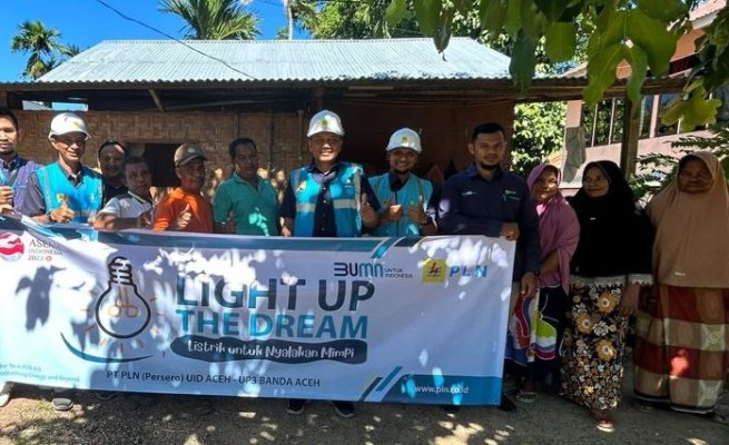 PLN Aceh menyalakan mimpi Jakfar, warga kurang mampu di Gampong Lamgirek, Lhoknga, Aceh Besar yang mendapat sambungan listrik gratis