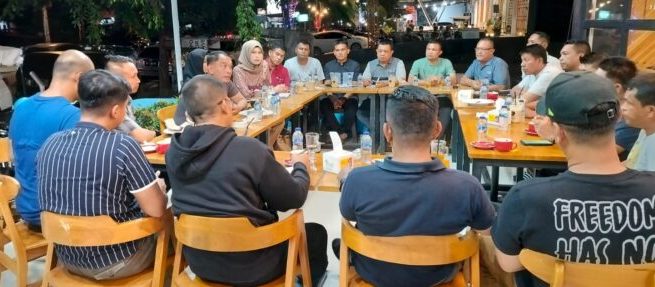 Dirlantas Kombes Pol M. Iqbal Alqudusy Ngopi Curhat bersama Kasubdit Opsnal, Kasatlantas Polresta Banda Aceh dan Aceh Besar, serta KBO, Kanit Laka dan Kamsel di Benu Kopi, Banda Aceh, Selasa malam (22/8)