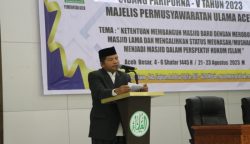 Ketua MPU Aceh Tgk H Faisal Ali menyampaikan sambutan pada penutupan Sidang Paripurna V Tahun 2023 di Gedung H Abdullah Ujong Rimba, Rabu (23/8)