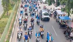 Ribuan mahasiswa UIN Ar-Raniry Banda Aceh dan elemen masyarakat lainnya yang tergabung dalam Kesatuan Rakyat Aceh (KRA) melakukan demo di Kantor Gubernur Aceh, Kamis (24/8), menuntut cabut izin tambang PT BMU